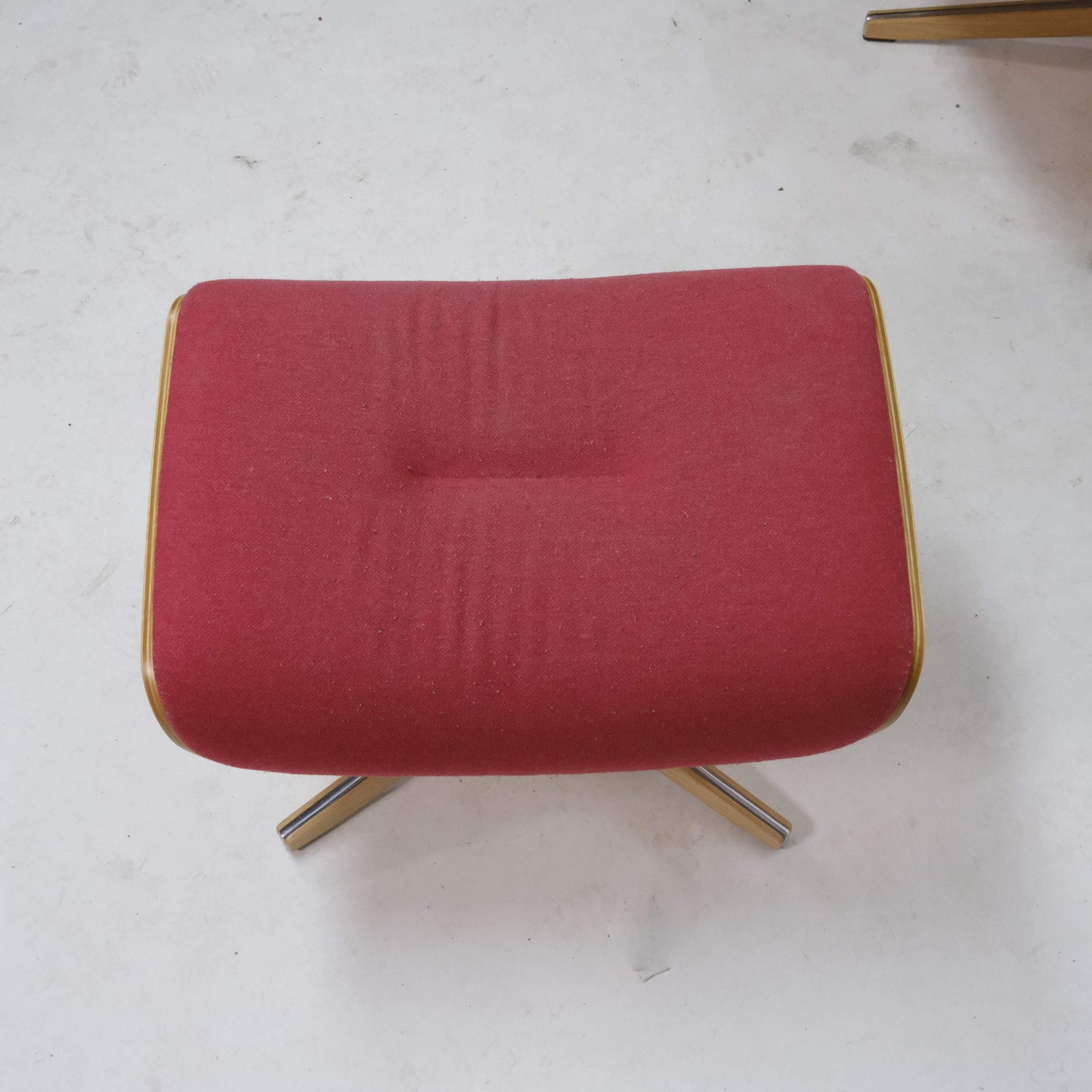 Conform Timeout mit Hocker Stoff rot