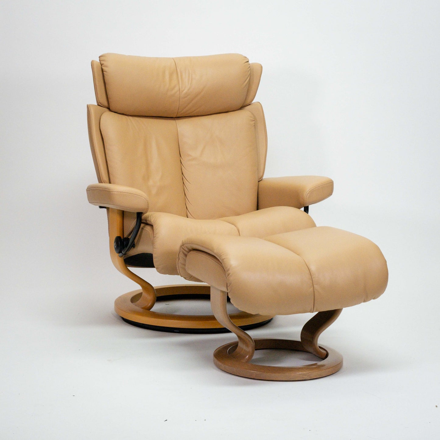 Ekornes Stressless Magic (L) mit Hocker hellbraun