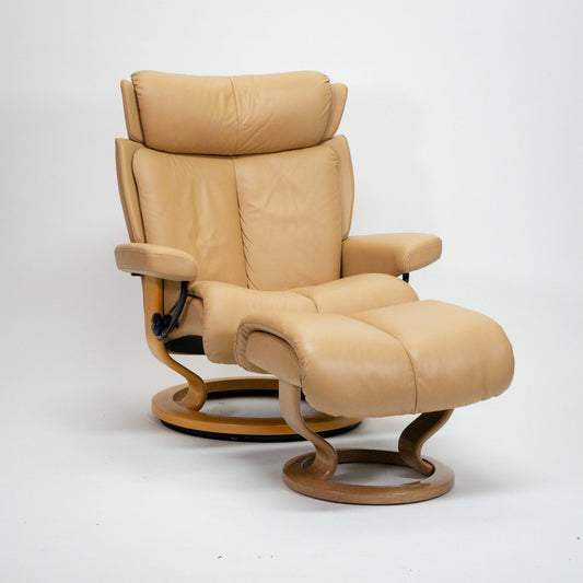 Ekornes Stressless Magic (L) mit Hocker hellbraun
