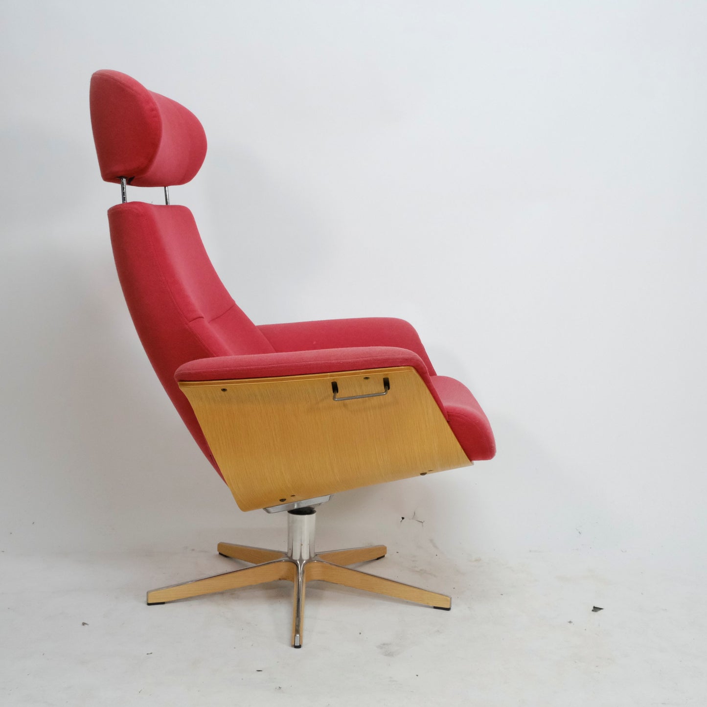 Conform Timeout mit Hocker Stoff rot