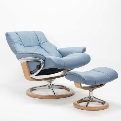 Ekornes Stressless Mayfair (L) mit Hocker Signature blau